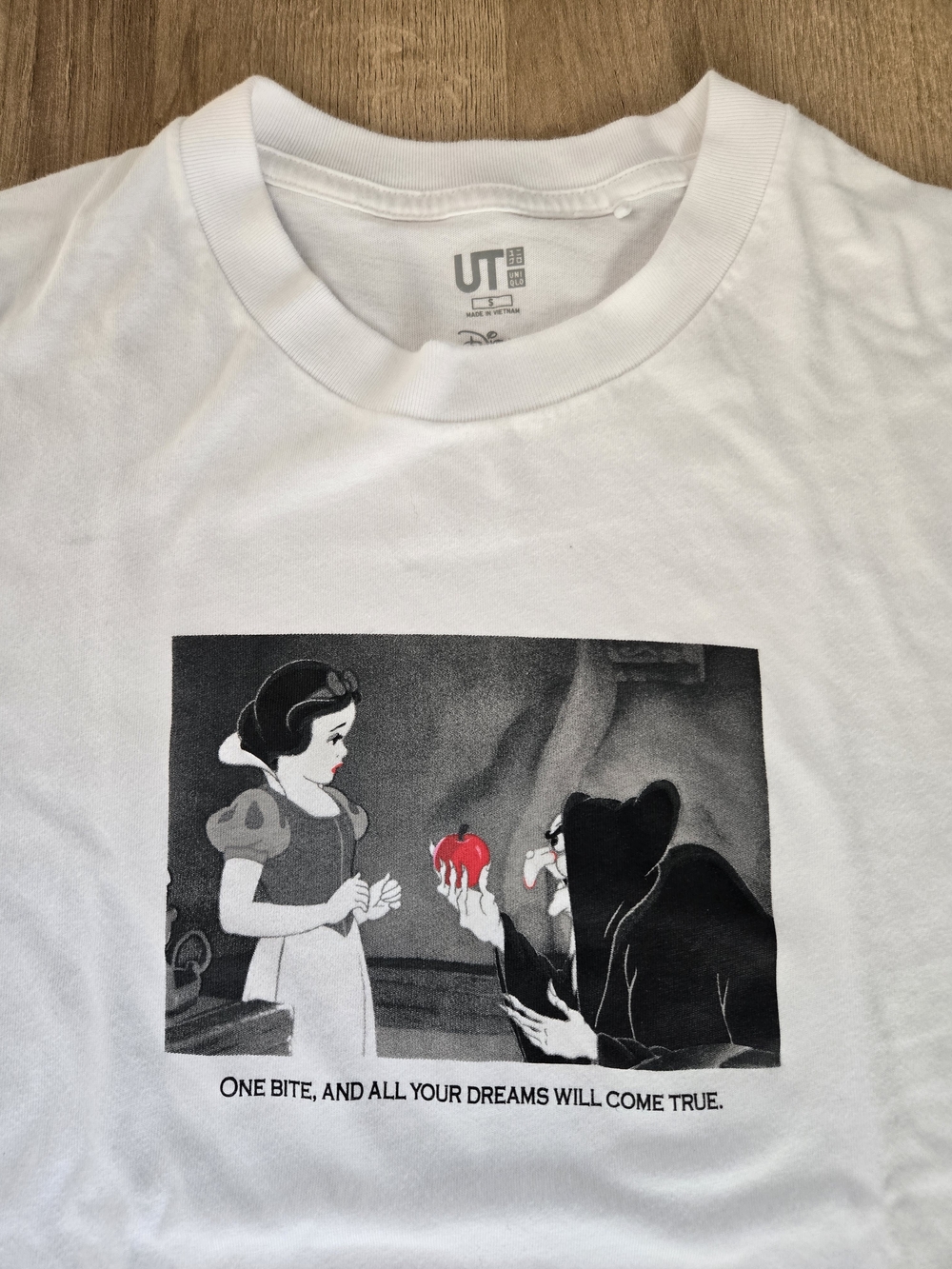 Uniqlo UT Disney Snow White Graphic T-Shirt Size S